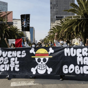 Entre banderas de One Piece y de la Virgen de Guadalupe, los participantes manifestaron su rechazo a la criminalización de las protestas sociales y pidieron mayor respeto a la libre expresión ciudadana. SUN / H. SALVADOR