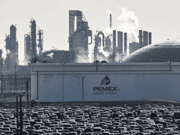 La plataforma se encuentra por debajo de la meta que el Gobierno estipula en 1.8 millones de barriles diarios para atender el mercado nacional y las exportaciones. AFP / ARCHIVO