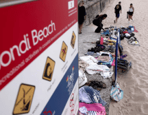 La imagen muestra las pertenencias de miembros de la comunidad judía se ven en el lugar de un tiroteo en Bondi Beach, Sídney. AFP