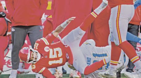Patrick Mahomes sufrió rotura de ligamento anterior cruzado de la rodilla izquierda. AP