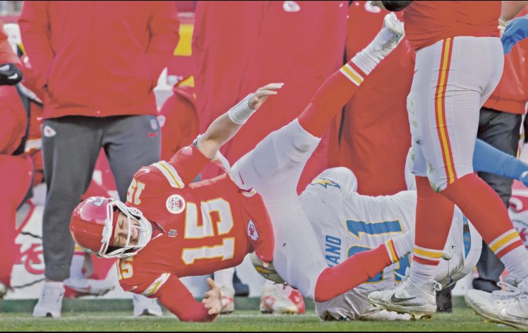 Patrick Mahomes sufrió rotura de ligamento anterior cruzado de la rodilla izquierda. AP
