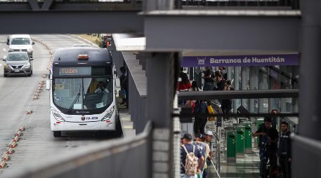 El Peribús, conocido oficialmente como Mi Macro Periférico, realiza diariamente un promedio de 325 mil viajes. EL INFORMADOR / ARCHIVO