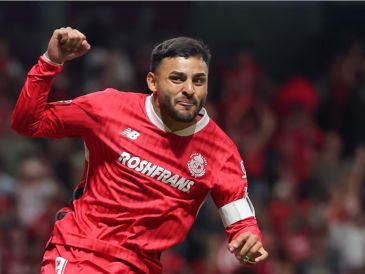 Fue en los penales donde Vega brilló con luz propia: cobró con calma y precisión dos penales cruciales, incluyendo el definitivo que selló el título y coronó a Toluca como bicampeón de la Liga MX.  IMAGO7