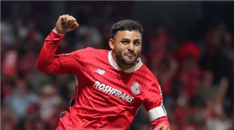 Fue en los penales donde Vega brilló con luz propia: cobró con calma y precisión dos penales cruciales, incluyendo el definitivo que selló el título y coronó a Toluca como bicampeón de la Liga MX.  IMAGO7