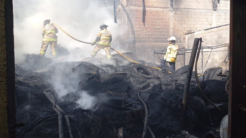 Las autoridades pidieron a la población evitar la zona mientras continúan las labores de remoción e investigación. &nbsp;X/@pciviledomex