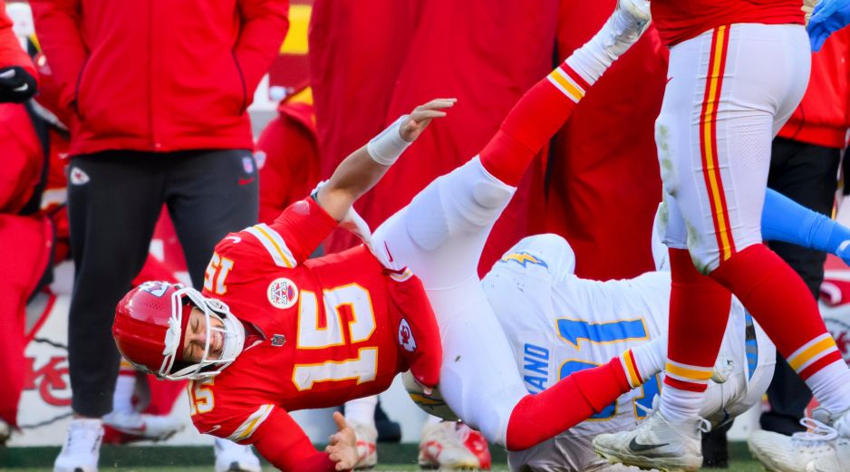 La lesión se produjo en los últimos minutos de la derrota 16-13 de los Chiefs ante Los Angeles Chargers. AP/ R. Hoffmann.