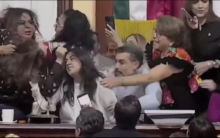 El Congreso de la Ciudad de México fue escenario este domingo de una trifulca entre legisladoras de oposición y diputadas de Morena. ESPECIAL