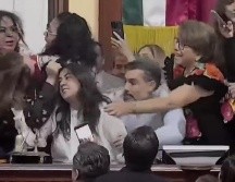 El Congreso de la Ciudad de México fue escenario este domingo de una trifulca entre legisladoras de oposición y diputadas de Morena. ESPECIAL
