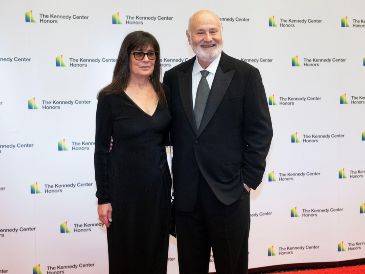 La noticia de la muerte súbita de ambos, y la posterior detención del hijo de la pareja, añade un dolor íntimo que trastoca la comprensión pública de una figura que parecía inamovible. AP/K. Wolf