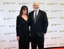 La noticia de la muerte súbita de ambos, y la posterior detención del hijo de la pareja, añade un dolor íntimo que trastoca la comprensión pública de una figura que parecía inamovible. AP/K. Wolf