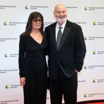 La noticia de la muerte súbita de ambos, y la posterior detención del hijo de la pareja, añade un dolor íntimo que trastoca la comprensión pública de una figura que parecía inamovible. AP/K. Wolf