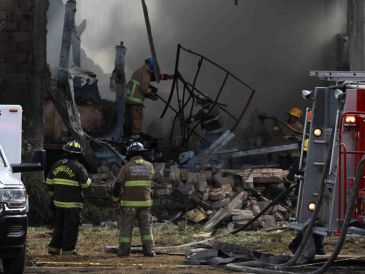 El aterrizaje de emergencia en un campo de futbol no evitó la exploción de la aeronave, pero minimizó sus efectos en tierra. SUN/A. Vargas