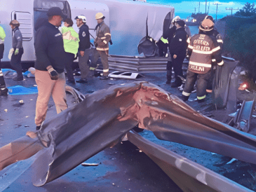 El chofer de la unidad siniestrada, circulaba a exceso de velocidad, con el pavimento mojado y con su capacidad al tope de pasajeros. SUN / ESPECIAL