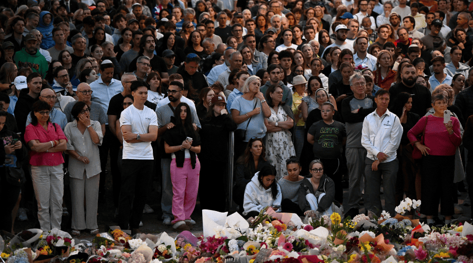 Australia está de luto después de que unos hombres armados abrieran fuego en Bondi Beach, matando al menos a 15 personas en un ataque contra las celebraciones del festival judío de Janucá. EFE/B. de Marchi