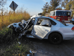 Personal de la Unidad Estatal de Protección Civil y Bomberos, de la Coordinación municipal de La Barca y de Atotonilco, así como de la Guardia Nacional, atendieron el siniestro vehicular.  ESPECIAL/Protección Civi Jalisco