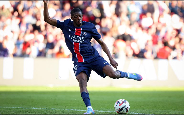 El delantero del PSG, Dembélé, brilló en la temporada pasada y sumó este reconocimiento a su Balón de Oro de septiembre. AFP / ARCHIVO