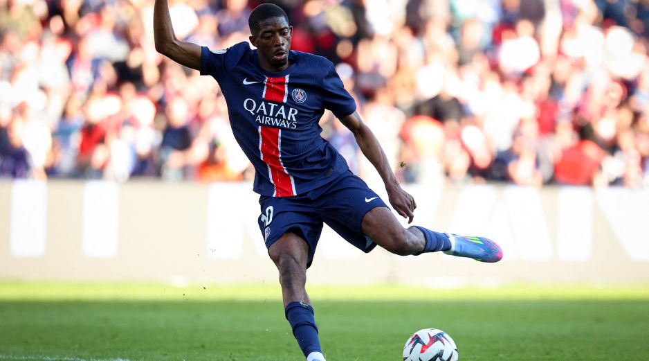 El delantero del PSG, Dembélé, brilló en la temporada pasada y sumó este reconocimiento a su Balón de Oro de septiembre. AFP / ARCHIVO