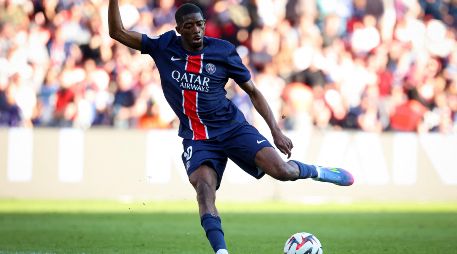 El delantero del PSG, Dembélé, brilló en la temporada pasada y sumó este reconocimiento a su Balón de Oro de septiembre. AFP / ARCHIVO