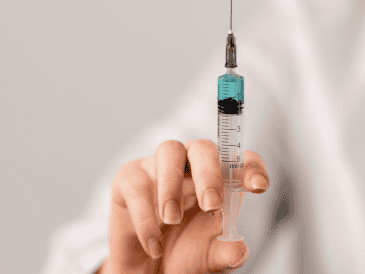 La Secretaría de Salud ha exhortado a la población a aplicarse las vacunas disponibles en la Campaña Nacional de Vacunación Invernal 2025-2026. ESPECIAL/Canva