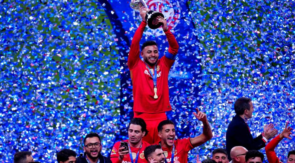 Repasamos a los jugadores que lograron levantar el trofeo de la Liga MX después de su paso por Chivas. IMAGO7.