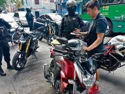 Agentes realizan un operativo contra motociclistas en la metrópoli para verificar la documentación, el  uso de casco y el cumplimiento de la ley.  ESPECIAL