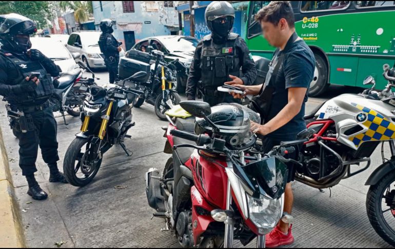 Agentes realizan un operativo contra motociclistas en la metrópoli para verificar la documentación, el  uso de casco y el cumplimiento de la ley.  ESPECIAL