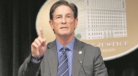 Nathan Hochman. El fiscal de distrito de Los Ángeles confirmó que la acusación contra Nick Reiner incluirá el uso de un arma letal y la agravante de múltiples homicidios. EFE