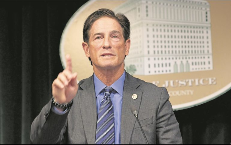 Nathan Hochman. El fiscal de distrito de Los Ángeles confirmó que la acusación contra Nick Reiner incluirá el uso de un arma letal y la agravante de múltiples homicidios. EFE