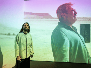 El cineasta gallego Oliver Laxe, ante la instalación 