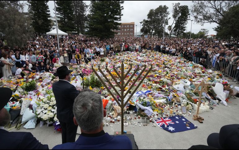 Fotografía de un homenaje floral a las víctimas del tiroteo en la playa de Bondi en Sídney AP/M. Kaker