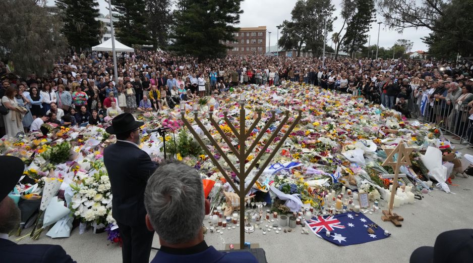 Fotografía de un homenaje floral a las víctimas del tiroteo en la playa de Bondi en Sídney AP/M. Kaker