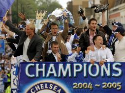 Con Roman Abramovich (segundo de izquierda a derecha, abajo) como dueño, el Chelsea vivió su mejor época y ganó cuatro títulos continentales: la Champions League en 2012 y 2021 y la Europa League en 2013 y 2019. AFP / ARCHIVO