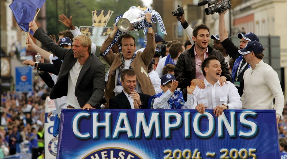 Con Roman Abramovich (segundo de izquierda a derecha, abajo) como dueño, el Chelsea vivió su mejor época y ganó cuatro títulos continentales: la Champions League en 2012 y 2021 y la Europa League en 2013 y 2019. AFP / ARCHIVO