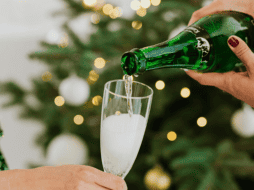 Las autoridades llaman a moderar el consumo durante la cena navideña, así como en posadas y reuniones entre amigos y familiares. ESPECIAL/Canva