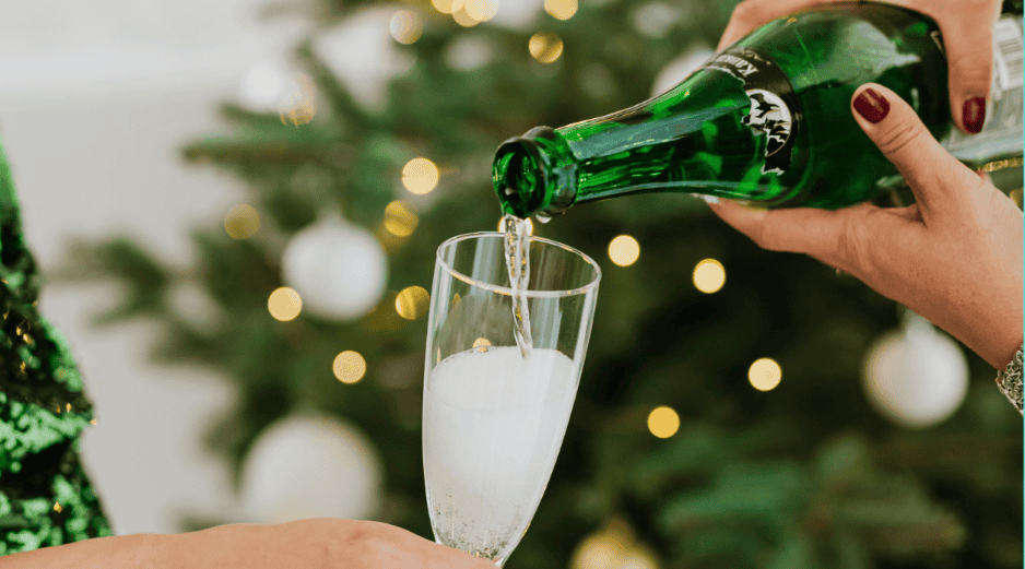 Las autoridades llaman a moderar el consumo durante la cena navideña, así como en posadas y reuniones entre amigos y familiares. ESPECIAL/Canva