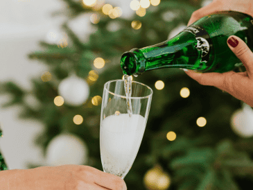 Las autoridades llaman a moderar el consumo durante la cena navideña, así como en posadas y reuniones entre amigos y familiares. ESPECIAL/Canva