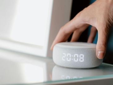 Más allá de pedir el clima o la hora, Alexa cuenta con comandos ocultos que muchos usuarios no conocen. CANVA