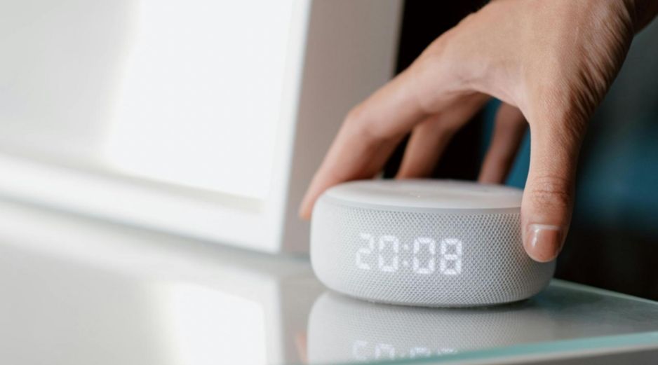 Más allá de pedir el clima o la hora, Alexa cuenta con comandos ocultos que muchos usuarios no conocen. CANVA