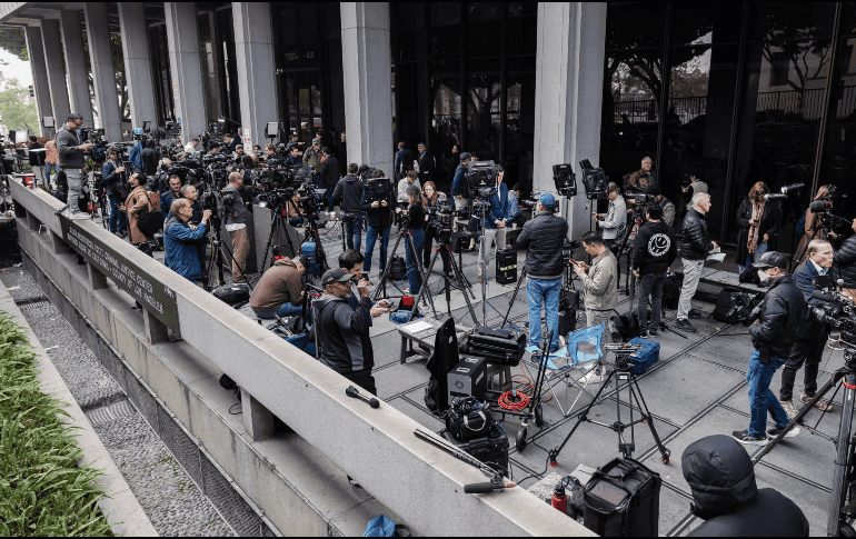 Miembros de medios esperan la salida de los abogados tras la primera comparecencia de Nick Reiner, principal sospechoso del asesinato de sus padres. EFE / EPA / TED SOQUI
