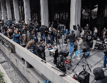 Miembros de medios esperan la salida de los abogados tras la primera comparecencia de Nick Reiner, principal sospechoso del asesinato de sus padres. EFE / EPA / TED SOQUI