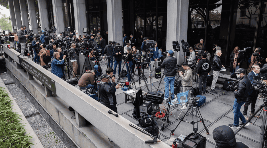 Miembros de medios esperan la salida de los abogados tras la primera comparecencia de Nick Reiner, principal sospechoso del asesinato de sus padres. EFE / EPA / TED SOQUI