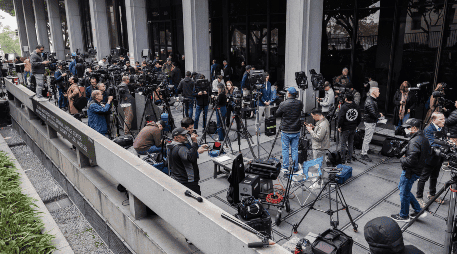 Miembros de medios esperan la salida de los abogados tras la primera comparecencia de Nick Reiner, principal sospechoso del asesinato de sus padres. EFE / EPA / TED SOQUI