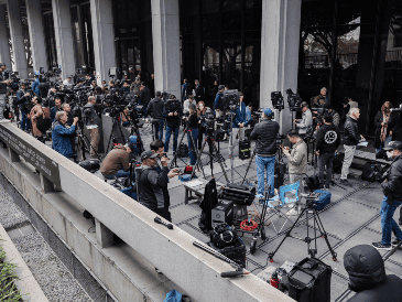 Miembros de medios esperan la salida de los abogados tras la primera comparecencia de Nick Reiner, principal sospechoso del asesinato de sus padres. EFE / EPA / TED SOQUI