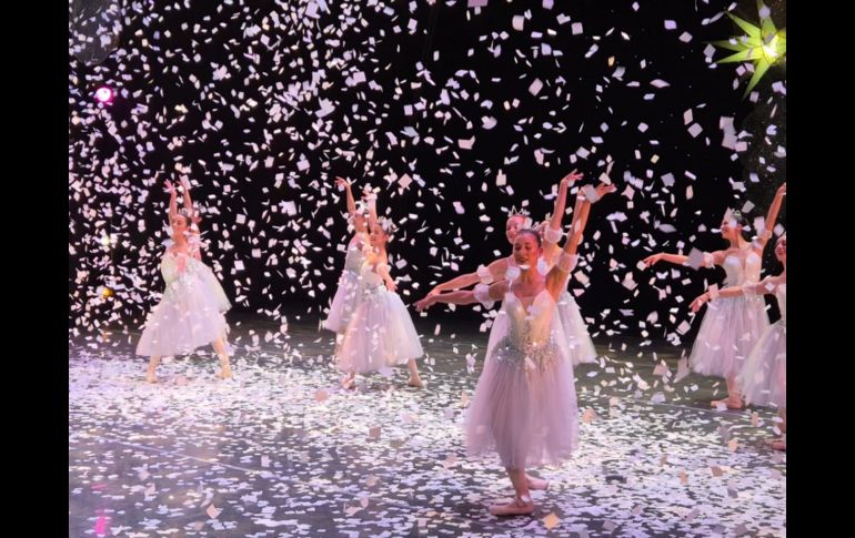 “El Cascanueces”, del Ballet de Jalisco, fue dirigido por Lucy Arce Álvarez. La puesta en escena, que arrancó temporada este miércoles 17, y se presentará hasta el domingo 21, y cuenta con 80 bailarines. EL INFORMADOR/ F. Salcedo