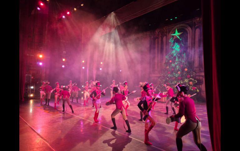 “El Cascanueces”, del Ballet de Jalisco, fue dirigido por Lucy Arce Álvarez. La puesta en escena, que arrancó temporada este miércoles 17, y se presentará hasta el domingo 21, y cuenta con 80 bailarines. EL INFORMADOR/ F. Salcedo