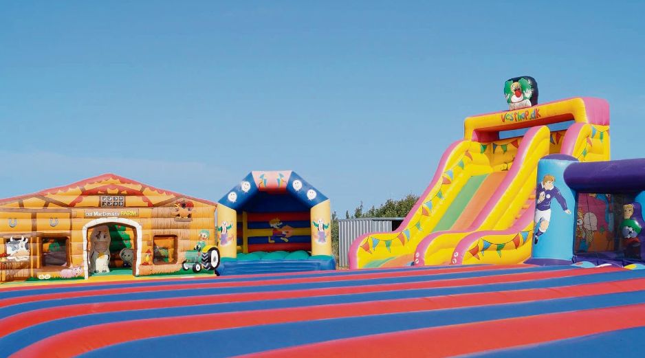 RETO AVENTURA. El parque inflable de gran escala ofrece circuitos de obstáculos y resbaladillas. ESPECIAL