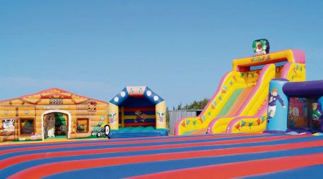 RETO AVENTURA. El parque inflable de gran escala ofrece circuitos de obstáculos y resbaladillas. ESPECIAL