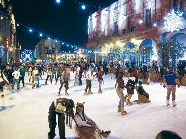 La pista de hielo gratuita del Festival Ilusionante convierte el Paseo Alcalde en un punto de encuentro donde familias y visitantes disfrutan del invierno. EL INFORMADOR/J. Acosta