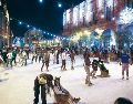 La pista de hielo gratuita del Festival Ilusionante convierte el Paseo Alcalde en un punto de encuentro donde familias y visitantes disfrutan del invierno. EL INFORMADOR/J. Acosta