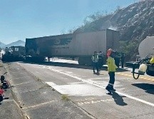 Elementos de seguridad mantienen vigilancia en la autopista Tepic-Mazatlán, cerrada de forma preventiva tras los reportes de bloqueos y detonaciones de arma de fuego. ESPECIAL